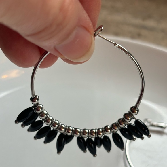 KINSLEY ARMELLE 🖤MARIANA COLLECTION
SILVER BLACK EARRINGS - Picture 6 of 10